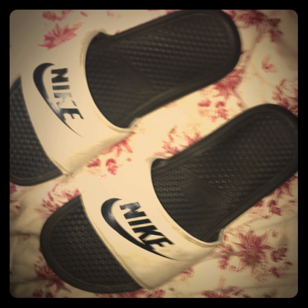 White nike slippers